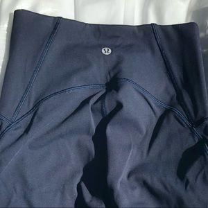 Lululemon size 4 navy capris